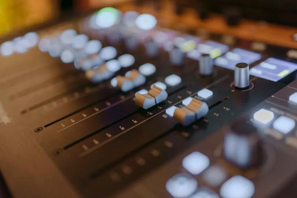 Mezcladora de audio SSL UF8 con faders motorizados, utilizada para controlar sesiones de mezcla en estudio profesional.