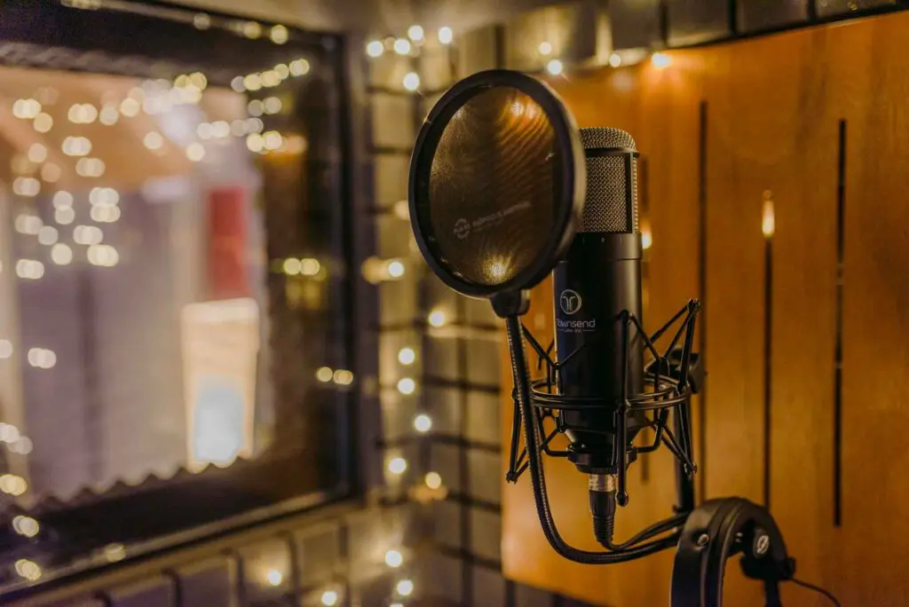 Micrófono en una cabina de grabación profesional, listo para grabar audio o música.
