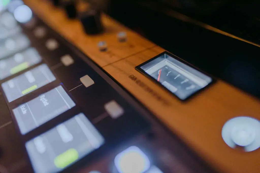 Compresor Tierra Audio Gravity, un compresor analógico de alta calidad tipo VCA, en un entorno de estudio de grabación.